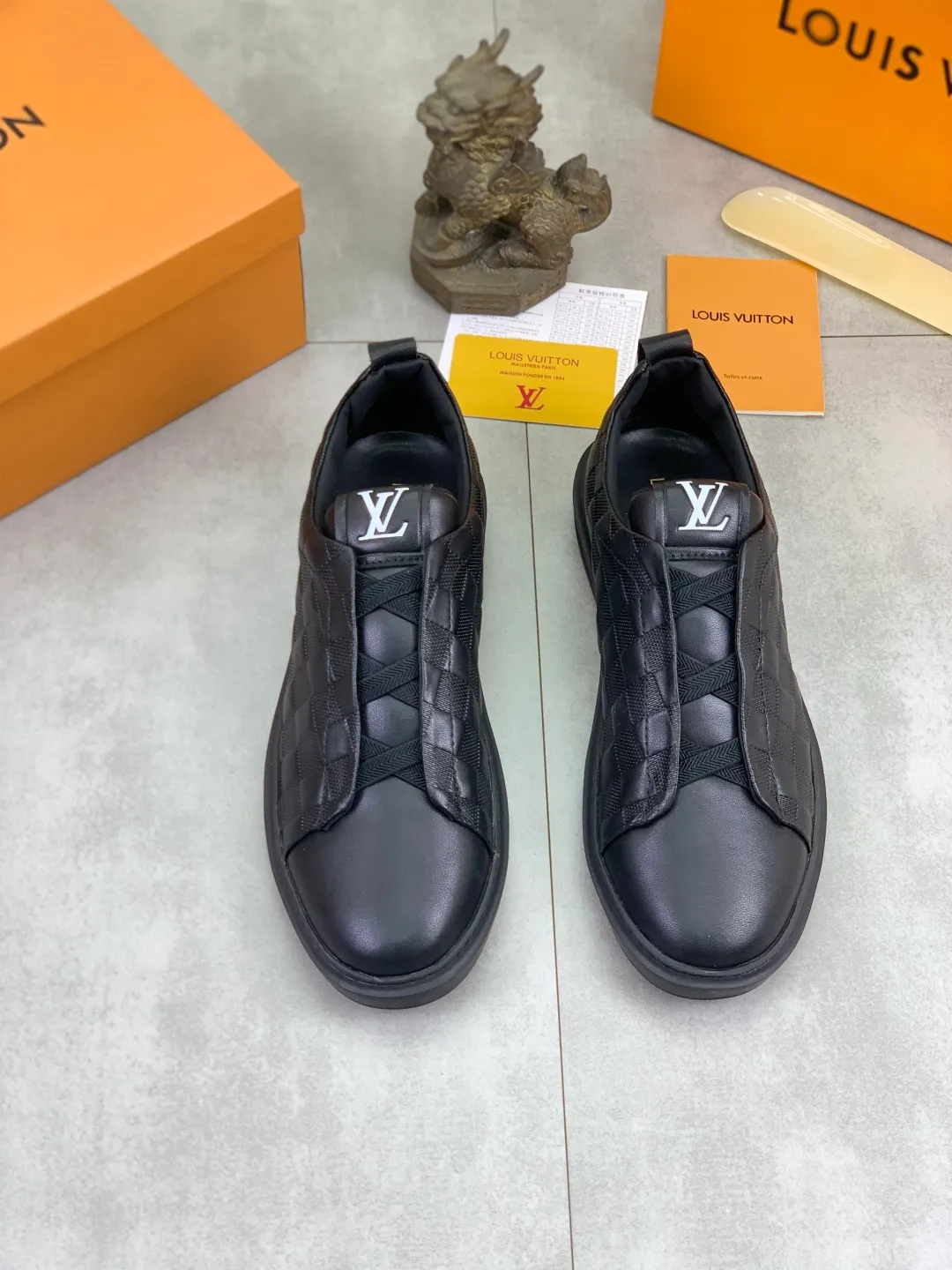 Men's men's shoes P440💰【Real price】Yangli🆘 💭💭New model launched【LOUlS VUlTTON】Louis Vuitton's new low-top men's shoes, high quality, support inspection! This style comes from Italy, very energetic and creative, giving people a comfortable and atmospheric visual impact❗Synchronization, the upper is made of silk calfskin with the original LV, imported soft sheepskin lining🐑Purely hand-stitched; LV original rubber outsole 4️⃣colors available Code number: 38~44